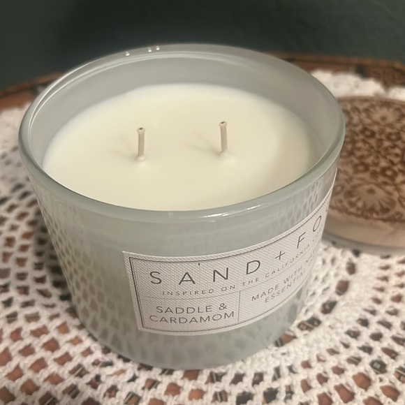 Saddle & Cardamom Scented Candle - Picture 7 of 13